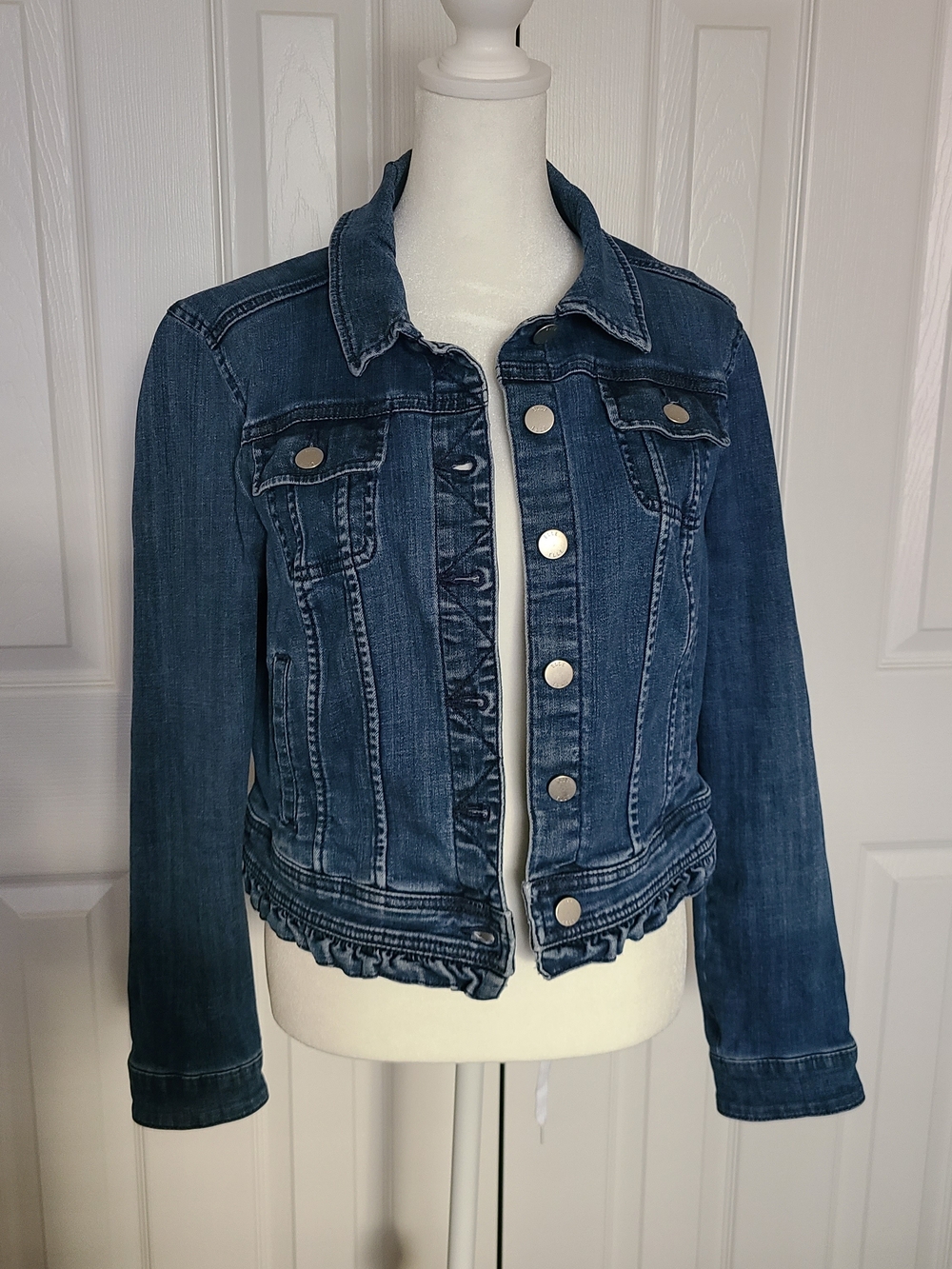 Elle Medium Wash Blue Ruffle Hem Denim Jacket with Button Front Size M